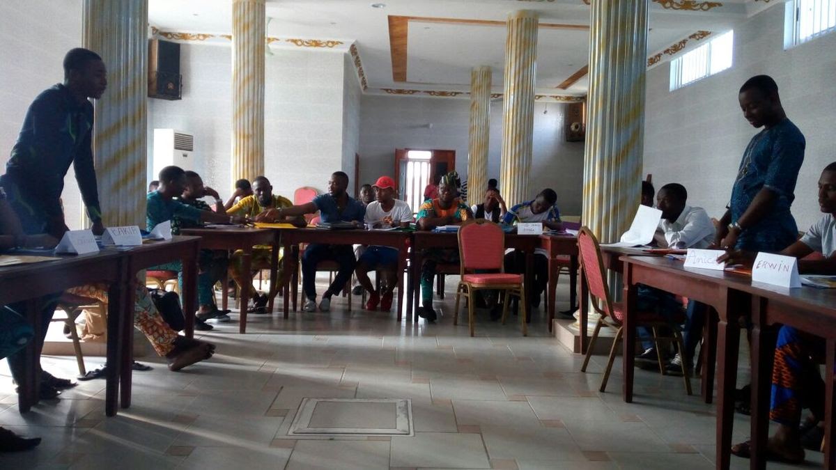 Causerie éducative animée par ACJESPN devant un groupe de participants