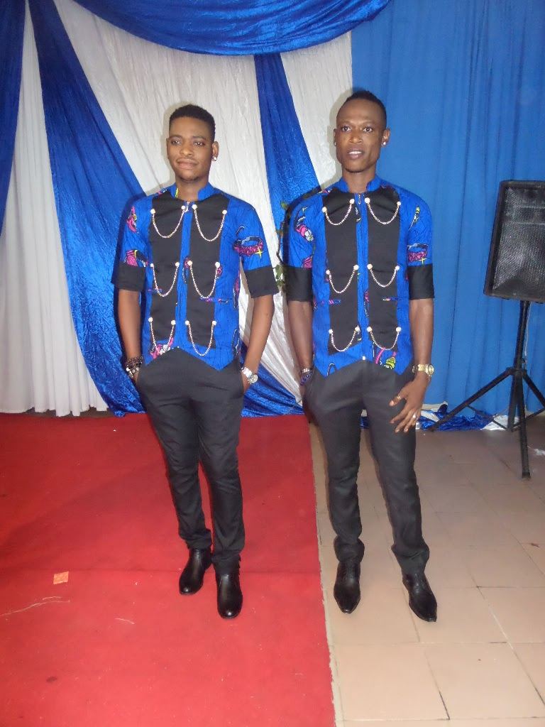 Duo présentant une collection sur le podium