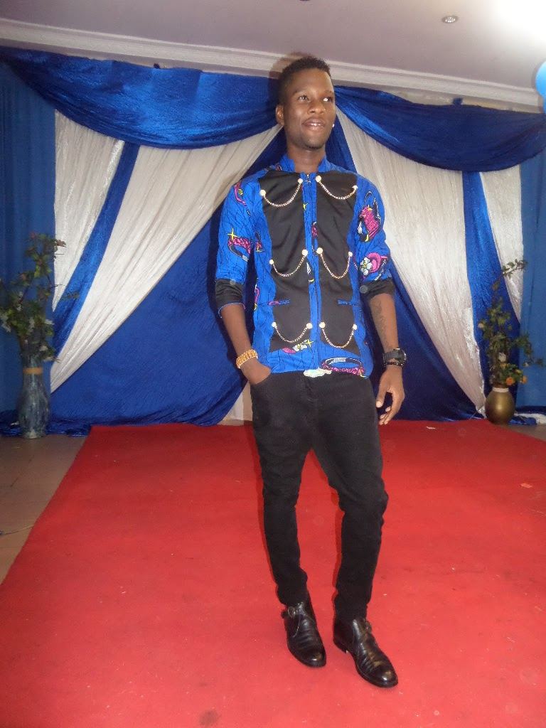 Passage sur le podium en tenue de pagne