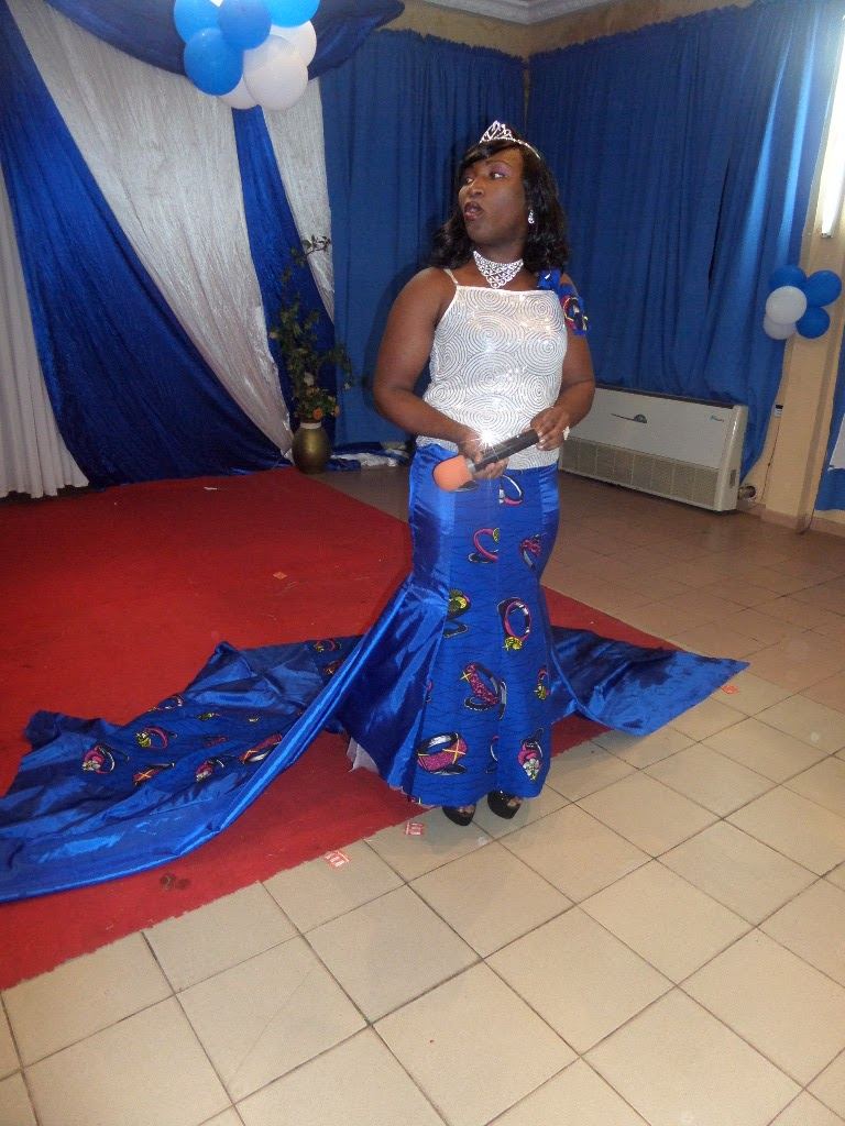 Robe de cérémonie en pagne présentée sur scène
