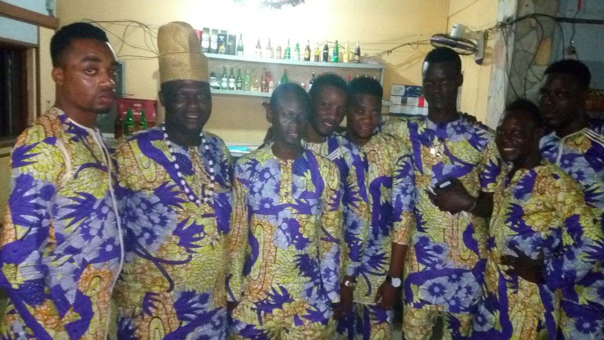 Tenues traditionnelles revisitées présentées lors du défilé